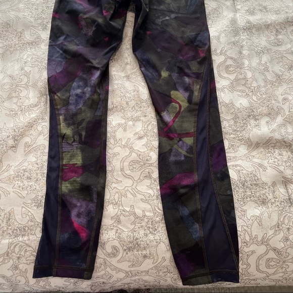 Lululemon Train Times 7/8 tights - Picture 3 of 3